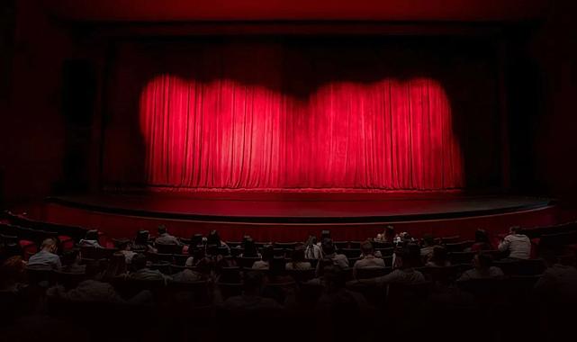 Menderes’te sahne tozu sırası büyüklerde... Haydi kursa!