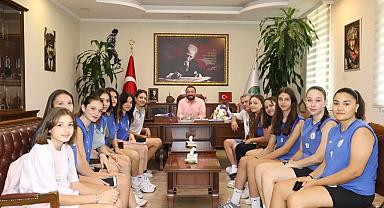 Ödemişli voleybolcular İzmir Süper Ligi'nde edindikleri başarıyı kutladı