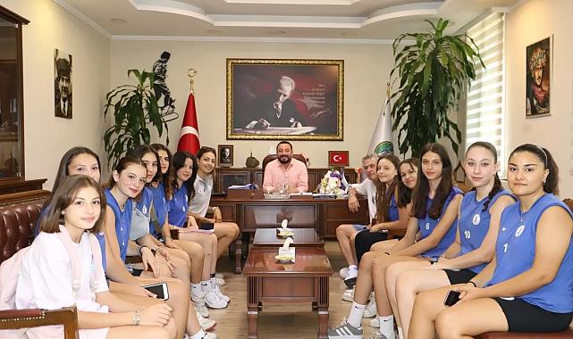 Ödemişli voleybolcular İzmir Süper Ligi'nde edindikleri başarıyı kutladı