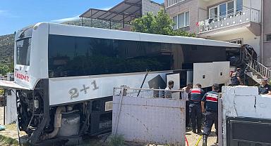 Otobüs eve çaptı: 1 kişi öldü