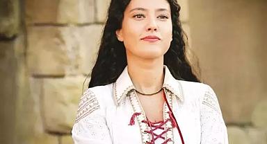 Pelin Akil paylaşmaya doyamadı! Her renkten bikiniyle poz verdi!
