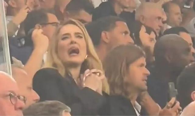 Şarkıcı Adele, Fransa ve İngiltere arasında oynanan çeyrek final maçında, penaltı öncesi heyecanlı kalabalığa