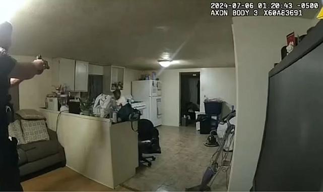 Siyahi kadın, hırsızlık ihbarı için 911'i aradıktan sonra evinde beyaz polis tarafından yüzünden vurularak öldürüldü