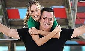 Tatil öncesi alışverişe çıktı! Acun Ilıcalı&#039;nın sevgilisi Çağla Altunkaya&#039;nın tektaşı dikkat çekti! Değeri ise...