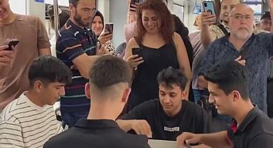 Tramvayın içine masa kurup okey oynadılar: O anlara yorum yağdı