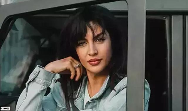 Tuğba Ekinci yine çok cesur! Sahneye bikiniyle çıktı