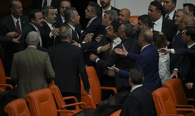 Yumruklar tekrar havada uçtu... Meclis&#039;te gece yarısı &#039;ikinci raunt&#039;