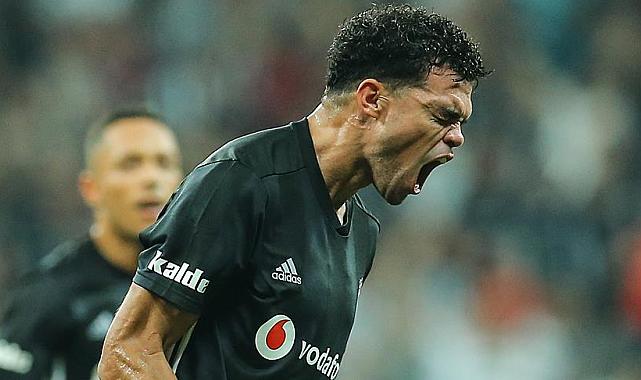 Beşiktaş'ın eski yıldız futbolcusu Pepe, futbolu bıraktığı açıkladı