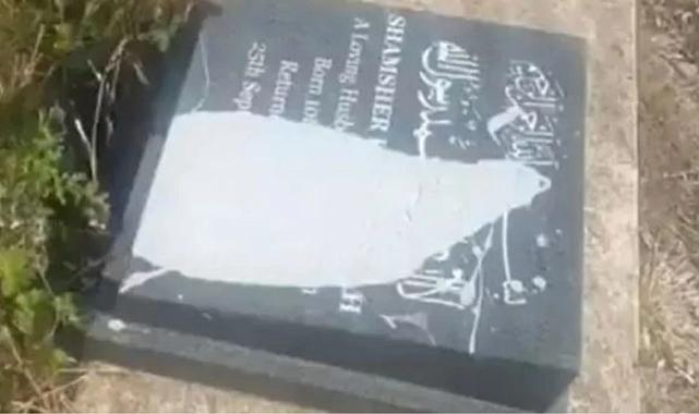 İngiltere'de Müslüman mezarlığına çirkin saldırı: Mezar taşlarını boyadılar