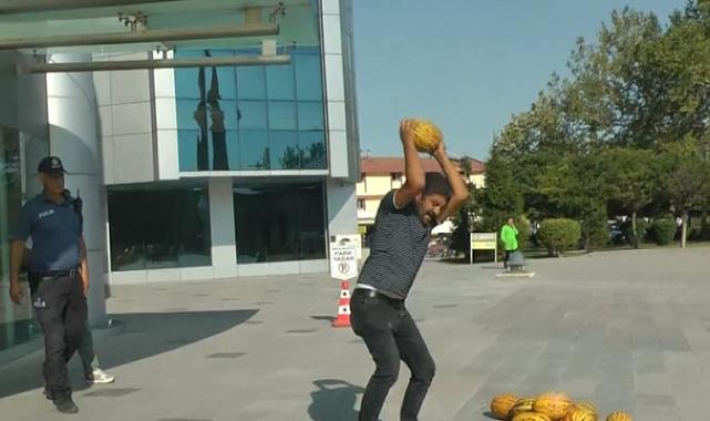 Mallarına el konulan çiftçiden belediye önünde eylem! Apar topar gözaltına aldılar