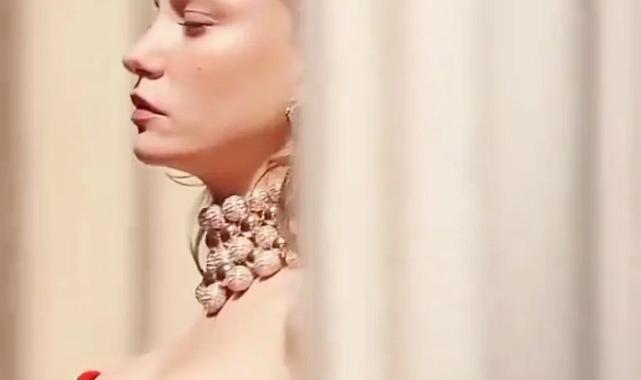 Oyuncu Serenay Sarıkaya, giydiği kırmızı elbisesiyle kendine hayran bıraktı