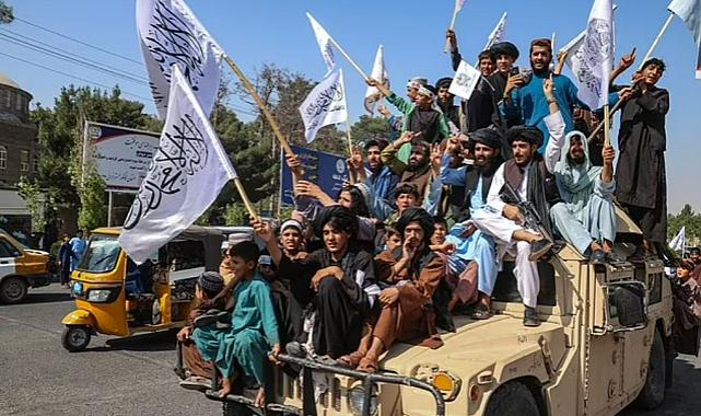 Taliban yönetimi, Afganistan ele geçirişinin üçüncü yılını, ABD'den kalan silahlarla gövde gösterisi yaparak kutladı