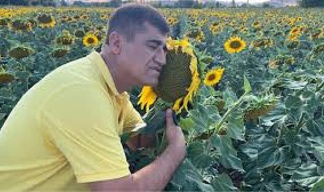 Türkücü Aydın Aydın mankenlere tepki gösterdi, klibinde ayçiçekleri oynattı