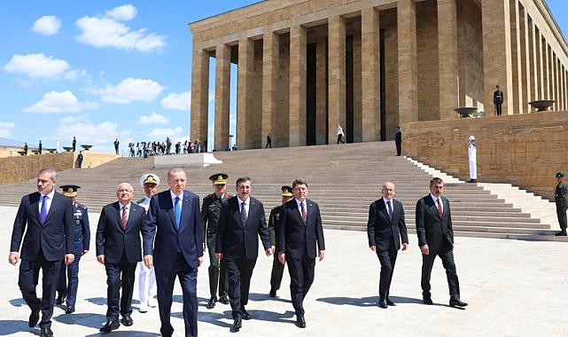 YAŞ toplantısı öncesi Erdoğan&#039;dan Anıtkabir ziyareti! İşte Özel Defter&#039;e düştüğü çarpıcı not