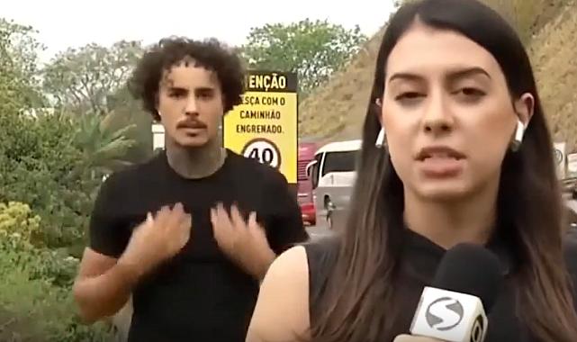 Brezilya&#039;da otobüs kazasının meydana geldiği alanda canlı yayın yapan muhabirin arkasında dans eden şarkıcı tepki çekti