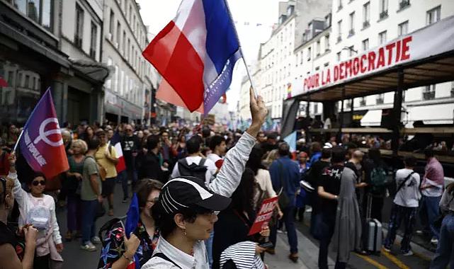 Macron'un "başbakan" tercihi Fransa'yı karıştırdı! Binlerce kişi sokaklarda
