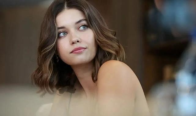 Afra Saraçoğlu&#039;nun &#039;hayatımın elbisesi&#039; notuyla paylaştığı kombin eleştirilerin hedefi oldu