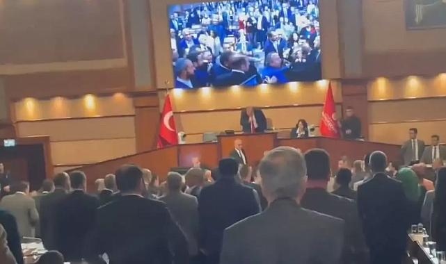 Büyükşehir Meclisi'nde gergin anlar! AKP'li ve CHP'li üyeler birbirine girdi