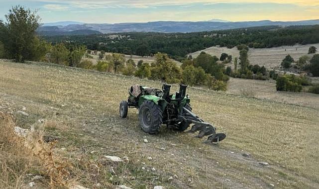 Devrilen traktörün altında kalan sürücü öldü