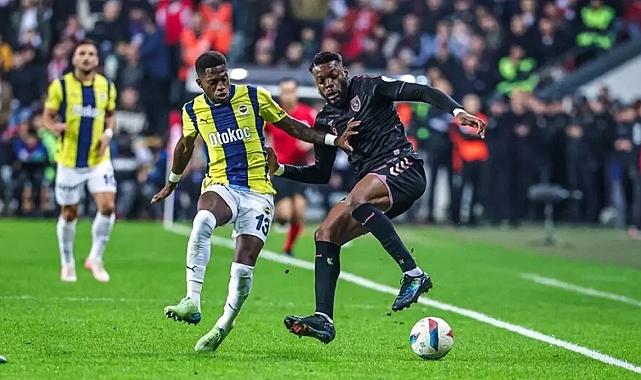 Fenerbahçe iki kez öne geçtiği mücadelede Samsunspor ile 2-2 berabere kaldı