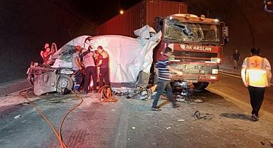 İzmir Bayraklı tünelinde kaza: Sürücü sıkıştı!