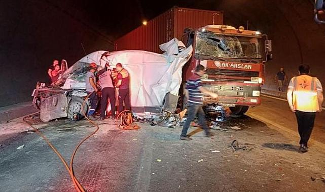 İzmir Bayraklı tünelinde kaza: Sürücü sıkıştı!