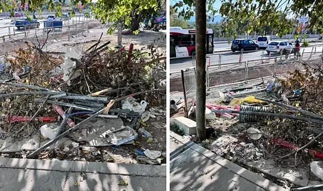 İzmir Buca Kampüsü&#039;nün önü çöp alanına dönüştü!