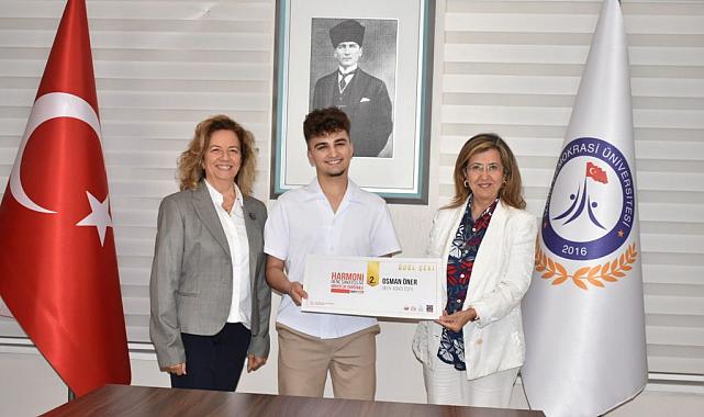 İzmir Demokrasi Üniversitesi Öğrencisine Kültür Bakanlığı’ndan Büyük Onur