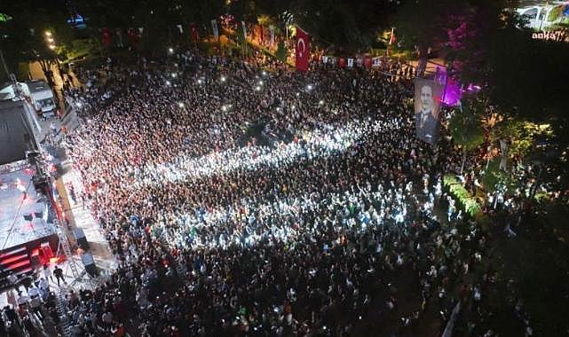 İzmir Haberleri İzmir Kültürpark’ta Yıldızlar Geçidi: Kenan Doğulu, Serdar Ortaç, Cem Adrian ve Daha Fazlası