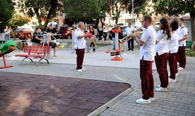 Karşıyaka’nın Sokakları Müzikle Şenleniyor: Mini Konserler Büyük İlgi Görüyor