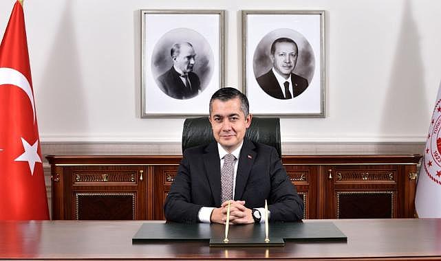 Kayyum Can Aksoy'un ilk hamlesi Özer'in duvardaki fotoğraflarını kaldırtıp Türk bayrağı astırmak oldu