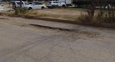 Menemen'de çukurlarla dolu yol, sürücüleri mağdur ediyor