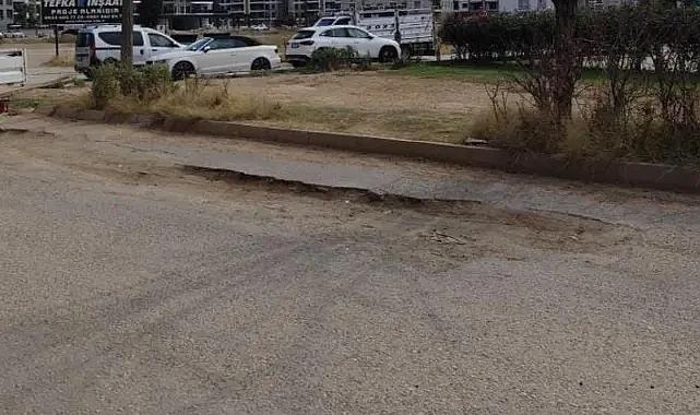 Menemen&#039;de çukurlarla dolu yol, sürücüleri mağdur ediyor