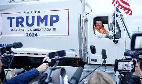 Trump, kendisine 'Çöp' diyen Biden'e çöp aracı kullanarak cevap verdi