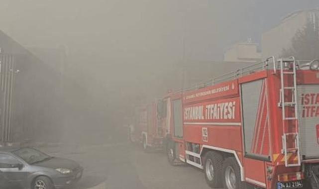 Ümraniye'de iş yerinin çatısında yangın çıktı