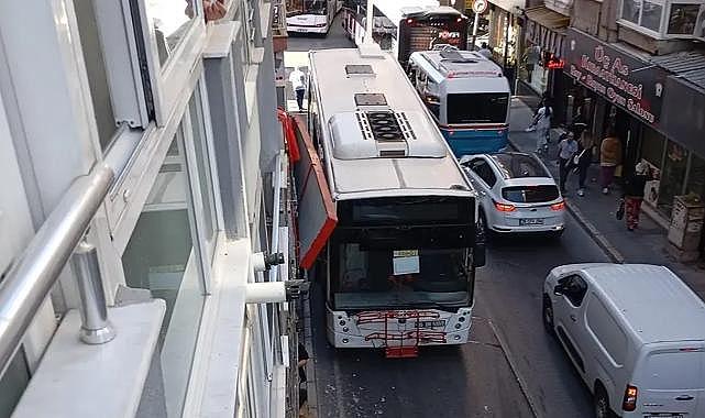 Yeşilyurt&#039;ta trafik çilesi: Otobüsler tabelalara çarpıyor