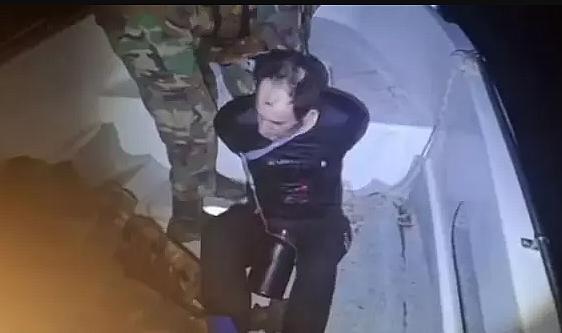 Ağaçla kendini kamufle eden sigara kaçakçısı suda hareket edince yakayı ele verdi