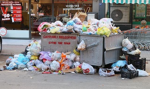 Bayraklı&#039;da grev nedeniyle toplanmayan çöpler yollara taştı