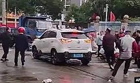Çin'de bir araç okul önündeki kalabalığa daldı! Çok sayıda öğrenci yaralandı
