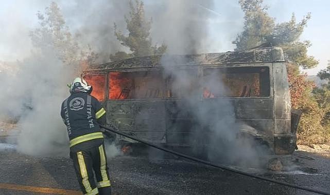 Denizli'de seyir halindeki minibüs alev alev yandı