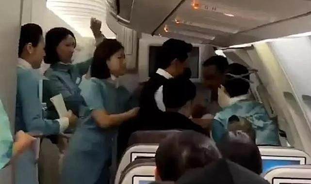 Güney Kore'ye giden uçakta panik: Yolcu acil çıkış kapısını açmaya çalıştı