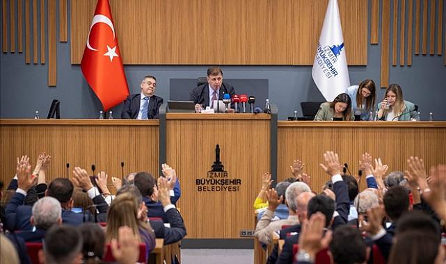 İzmir Büyükşehir Belediye Meclisi&#039;nde AK Parti ve CHP Arasında Gergin &quot;Atatürk&quot; Tartışması