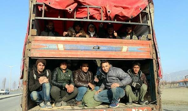 İzmir&#039;de 40 düzensiz göçmen ve kaçakçı kamyonette yakalandı