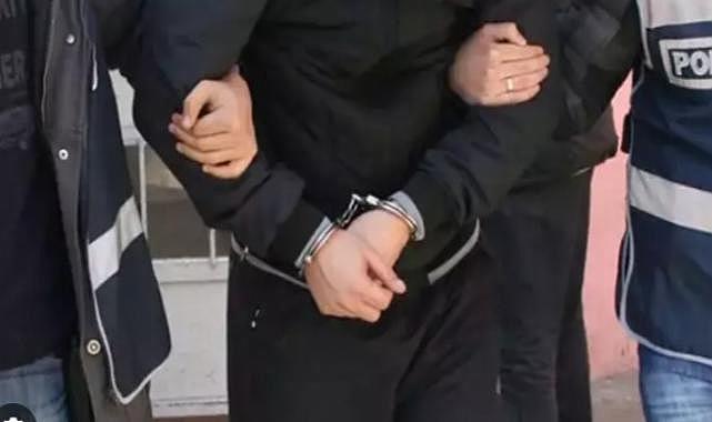 İzmir&#039;de suç makinesi polisten kaçamadı: 14 yıl 9 ay kesinleşmiş hapis cezası olduğu öğrenildi