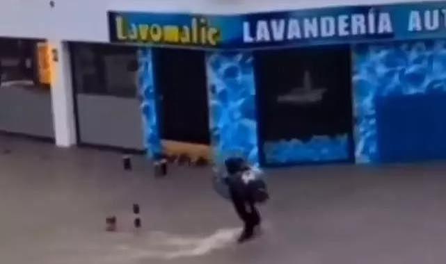 Kahraman adam, sel sularına kapılan yaşlı kadını kurtardı