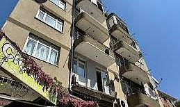 Kartal'da bir binada balkon çöktü, bina sakinleri tahliye edildi