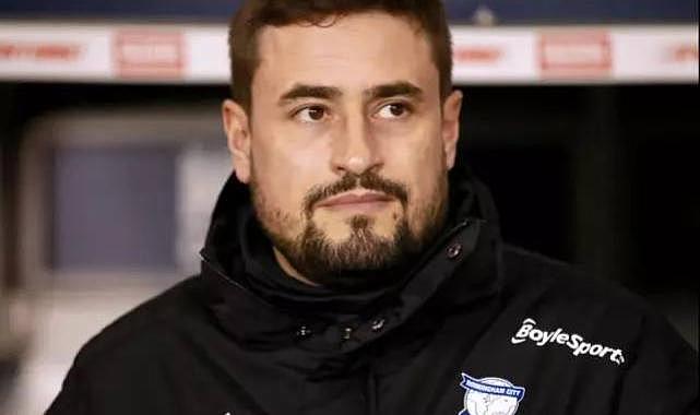 Teknik direktör kırmızı kart gören oyuncusuna saldırdı