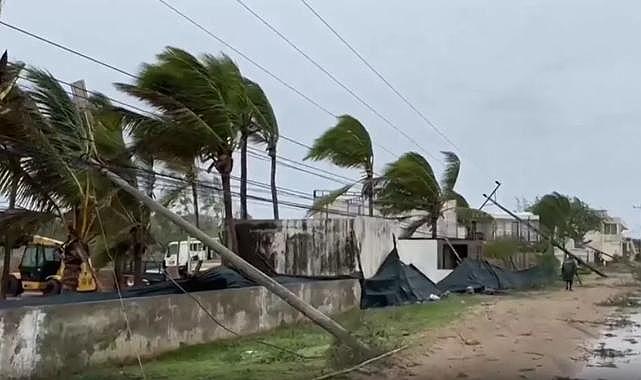 90 yılın en güçlü siklonu Fransız adasını vurdu: 1000 can kaybı bekleniyor