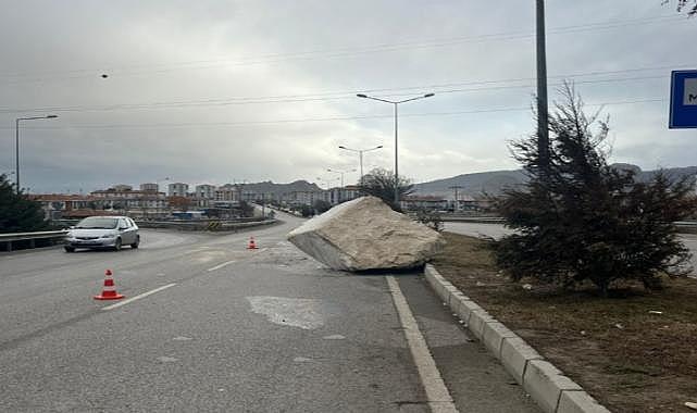 Afyonkarahisar'da faciadan dönüldü: Tırdan düşen mermer blok sürücülere zor anlar yaşattı