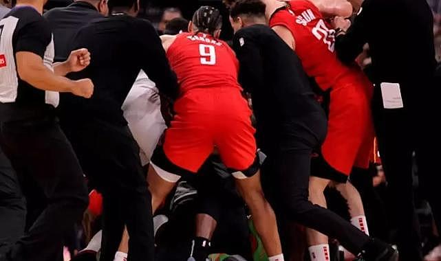 Alperen Şengün'ün de oynadığı maçta ortalık savaş alanına döndü